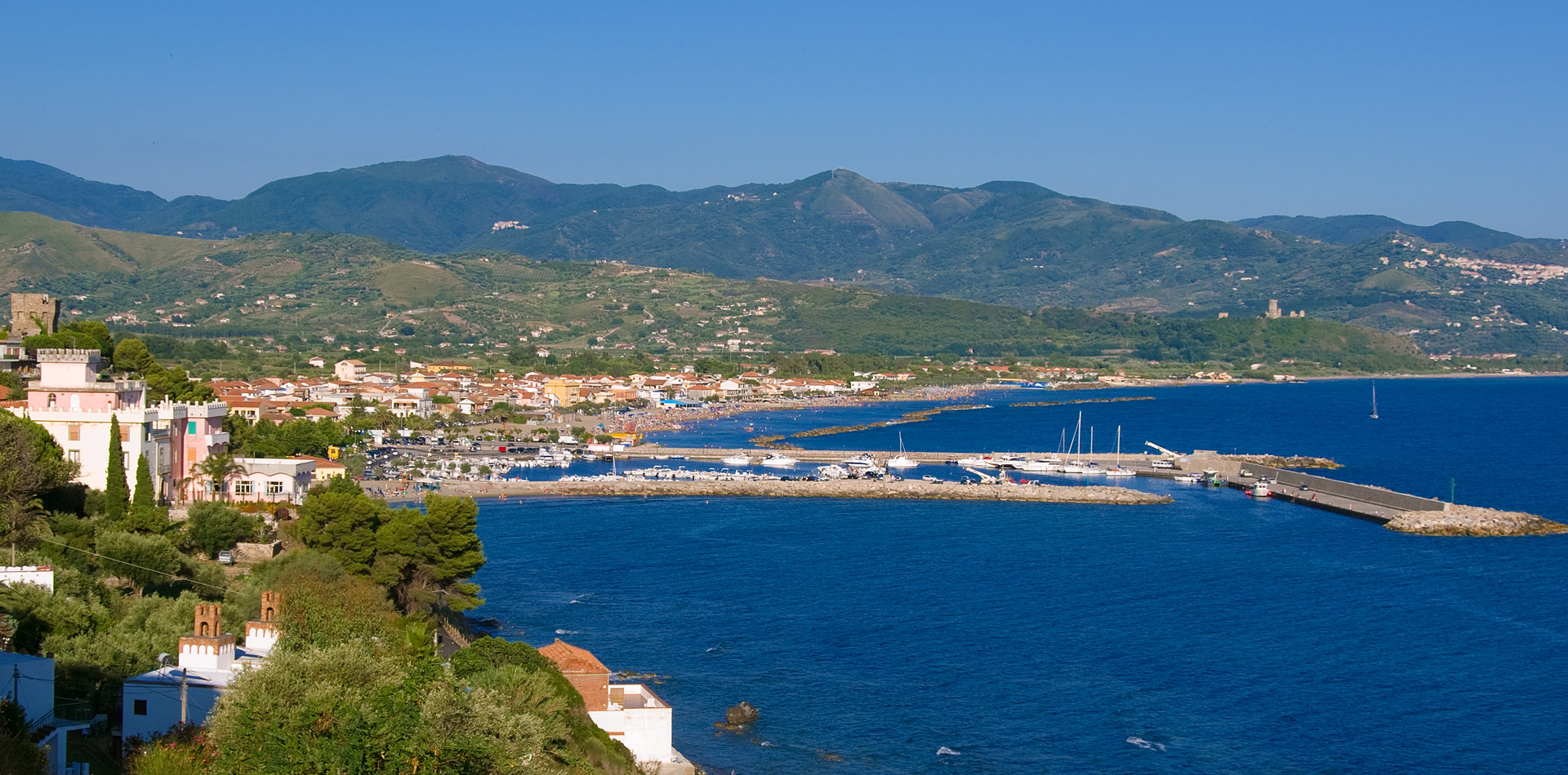 Vista Panoramica di Casal Velino Marina con il porto e la spiaggia sullo sfondo - Foto di proprietà di Sezione Creativa