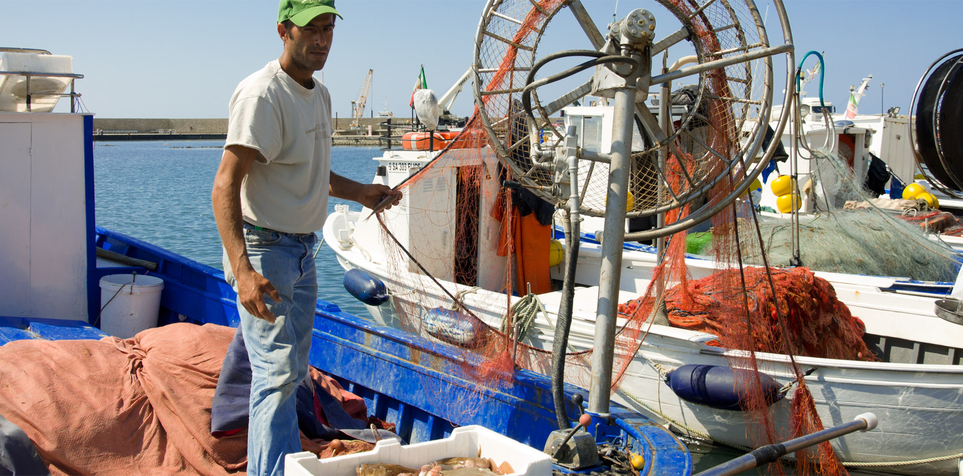 Un pescatore al porto di Casal Velino - Foto di proprietà di Sezione Creativa